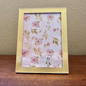 Vintage style 8x6 frame holds a 5 x 7 image. Stand only