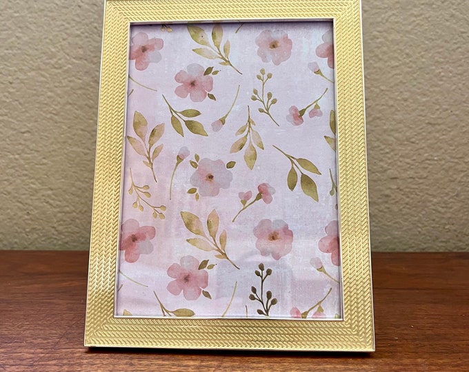 Vintage style 8x6 frame holds a 5 x 7 image. Stand only