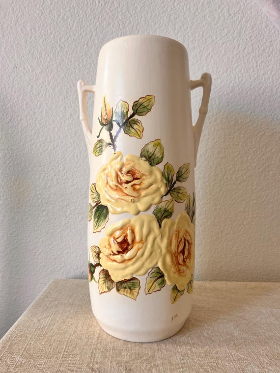 ヴィンテージの花柄が描かれた先細りのストーンウェアの花瓶。高さ 15