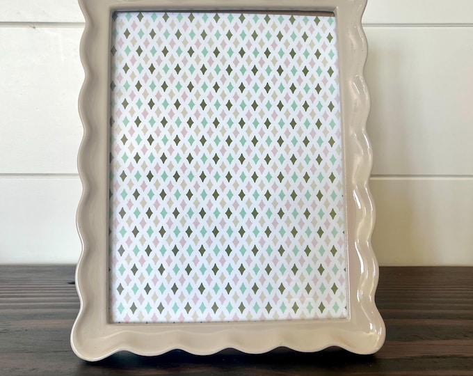 Vintage Style Taupe Picture Frame: Scalloped Edge Decor (9x7 inch)