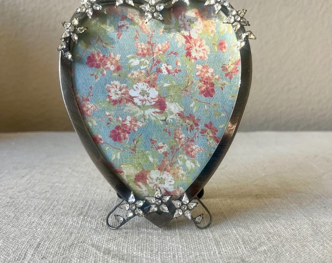 Vintage rhinestone detailed heart frame 5"x 4". Stand only