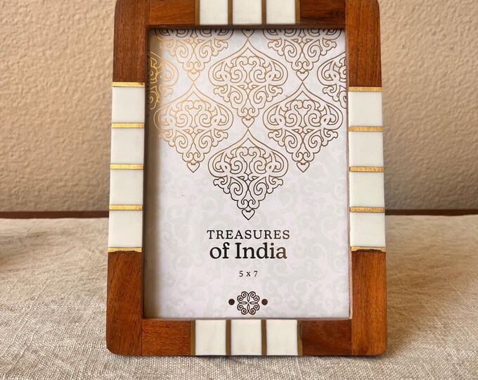 Vintage wood and beige colored 5 x 7 photo can sit vertically and horizontally
