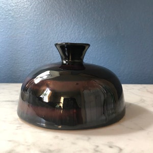 Jarrón de cristal con rayas negras y moradas