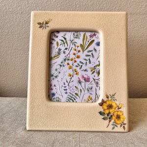 Vintage 11&quot; x 9&quot; beige crackled glass frame with floral detail hold approximately a 5x7 photo.