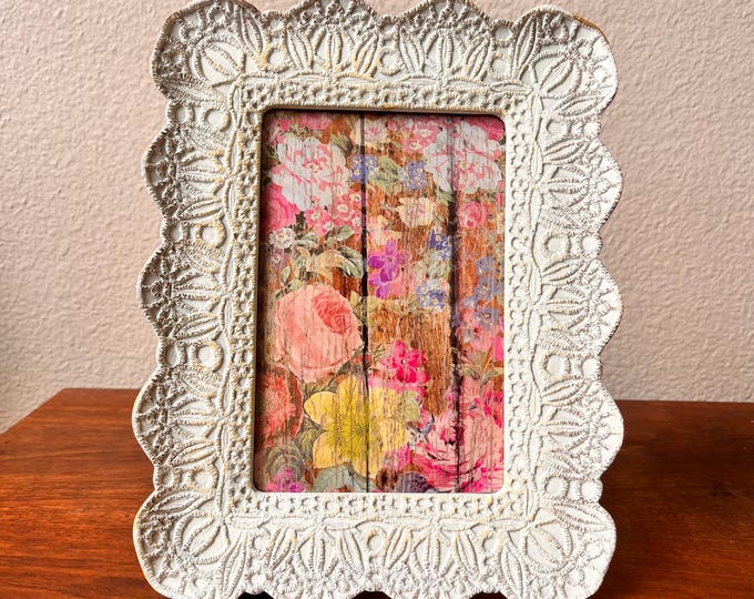 White 8x10 inch frame holds a 4 1/4 x 6 1/2 inch image. Stand only.