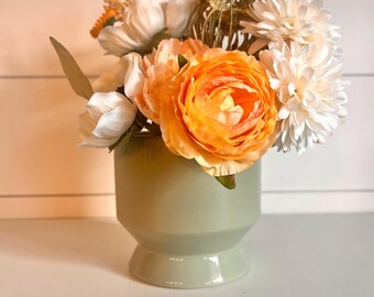 Footed sage green mod matte planter 4.5"x 4.25"