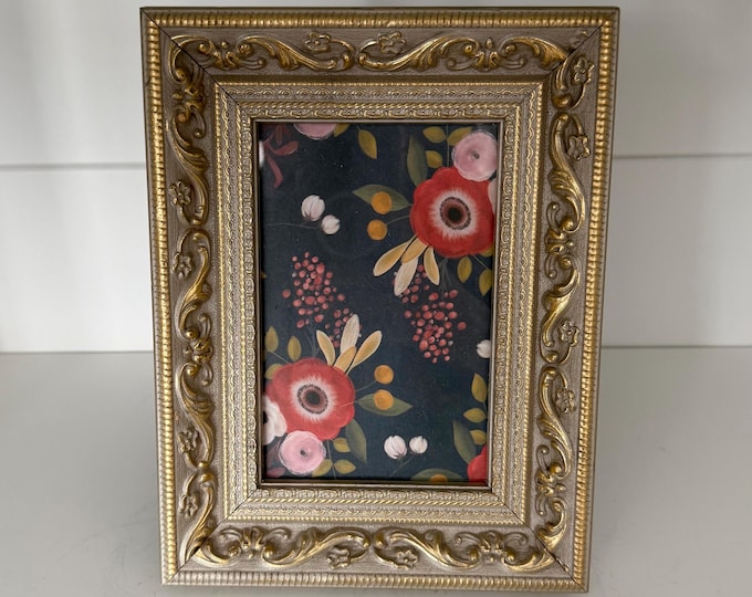 Vintage victorian wood Frame with gold detailing 6 1/2"x 8 1/2" holds 3 1/2"x5 1/2"