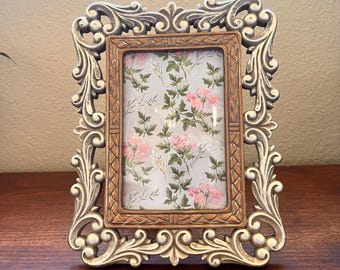 Marco de madera plateado vintage de 9 x 7 con borde detallado ornamentado que sostiene una imagen de 3 1/2" x 5 1/2"
