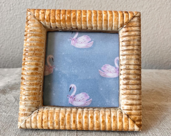 Vintage 5 1/2x 5 1/2 wood frame holda a 4x4 photo