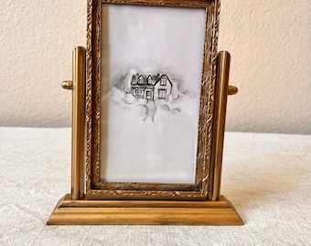 Mässingsram i viktoriansk stil, 17,5 x 14,5 cm, rymmer en bild på 6,5 x 14,5 cm