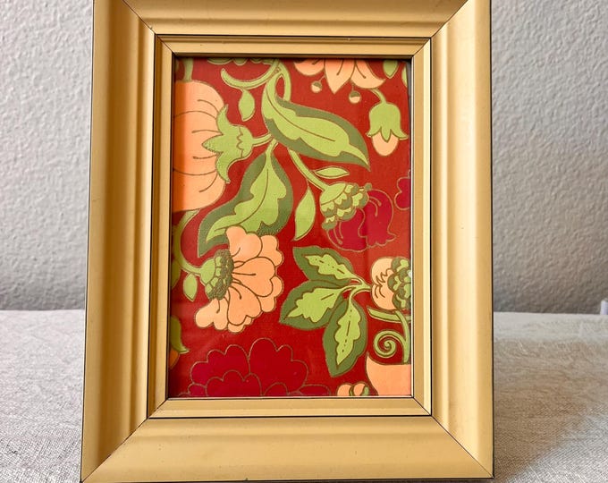 Vintage wood mustard colored 9 1/2 x7 1/2 frame holds a 5x7 image. Hangs in stands in both vertically and horizontally