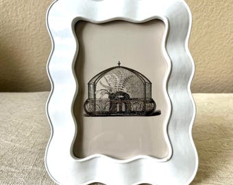 Biała rama żywiczna w stylu vintage o wymiarach 7 1/2” x 5 3/4” mieści zdjęcie o wymiarach 3” x 5 1/2”
