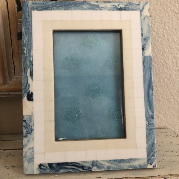 Blue and white 4x6 frame