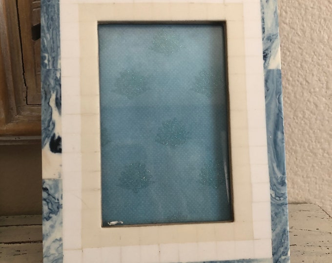 Blue and white 4x6 frame