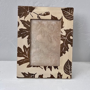 Vintage beige Rahmen mit braunem Blattdetail hält ungefähr ein 4 x 6 Bild hängt und steht sowohl vertikal als auch horizontal