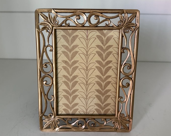 Vintage bronze victorian style 5 1/2"x 6 1/2" photo frame holds a 3"x 4 1/2" image