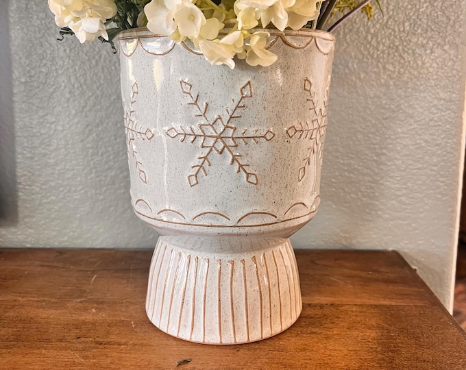 Snowflake Footed Pot