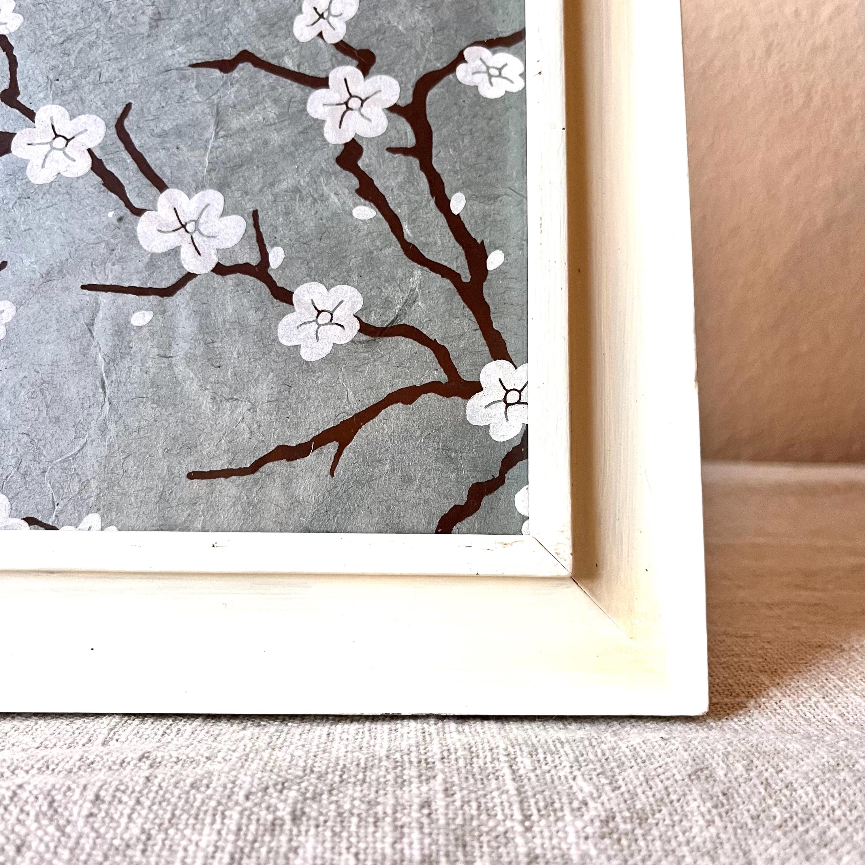 ヴィンテージの白い木製フレームには、9 1/2インチ x 7 1/2インチの