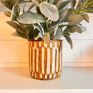 ストライプ柄の茶色と白のプランター 6.25インチ x 6.5インチ