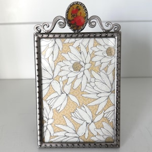 Vintage Silber 4 "x 6" Rahmen mit Blumenbild an der Spitze hält ein 3 "x 5" Bild