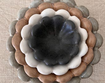 Set of 4 flower shapes stoneware bowls in neutral colors