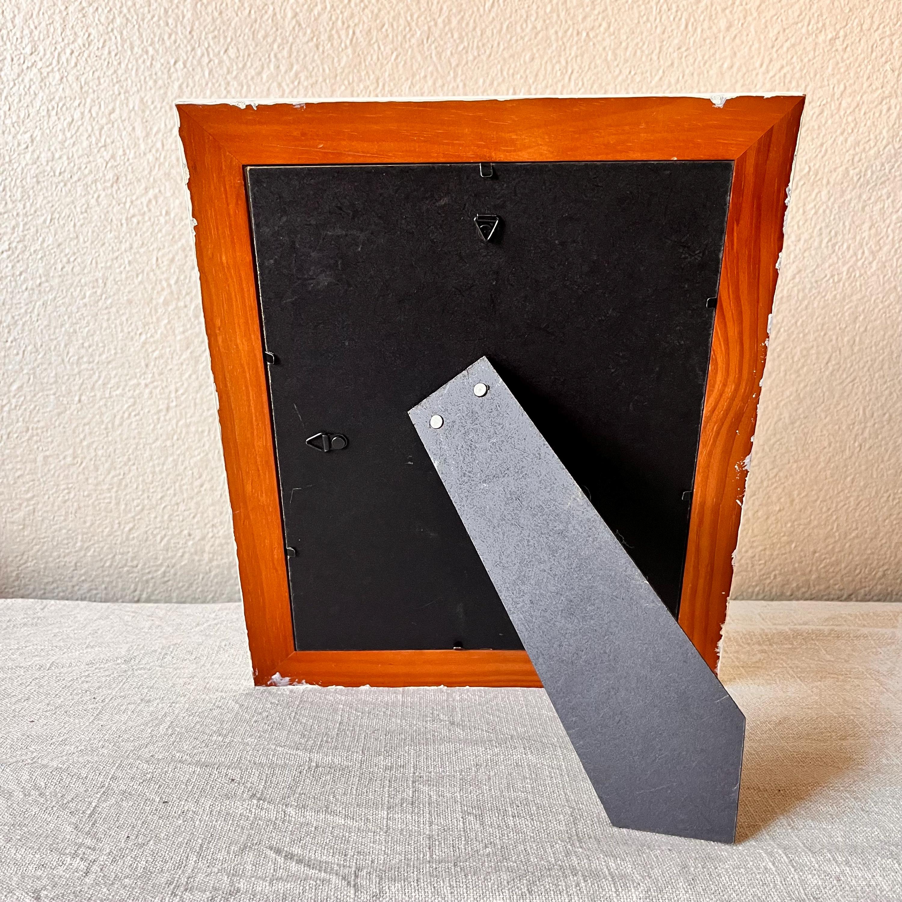 ヴィンテージの白い木製フレームには、9 1/2インチ x 7 1/2インチの