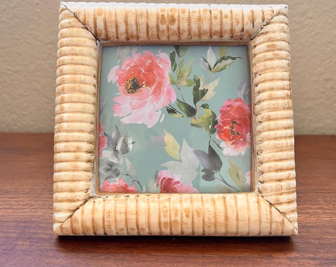 Vintage 5 1/2x 5 1/2 wood frame holda a 4x4 photo