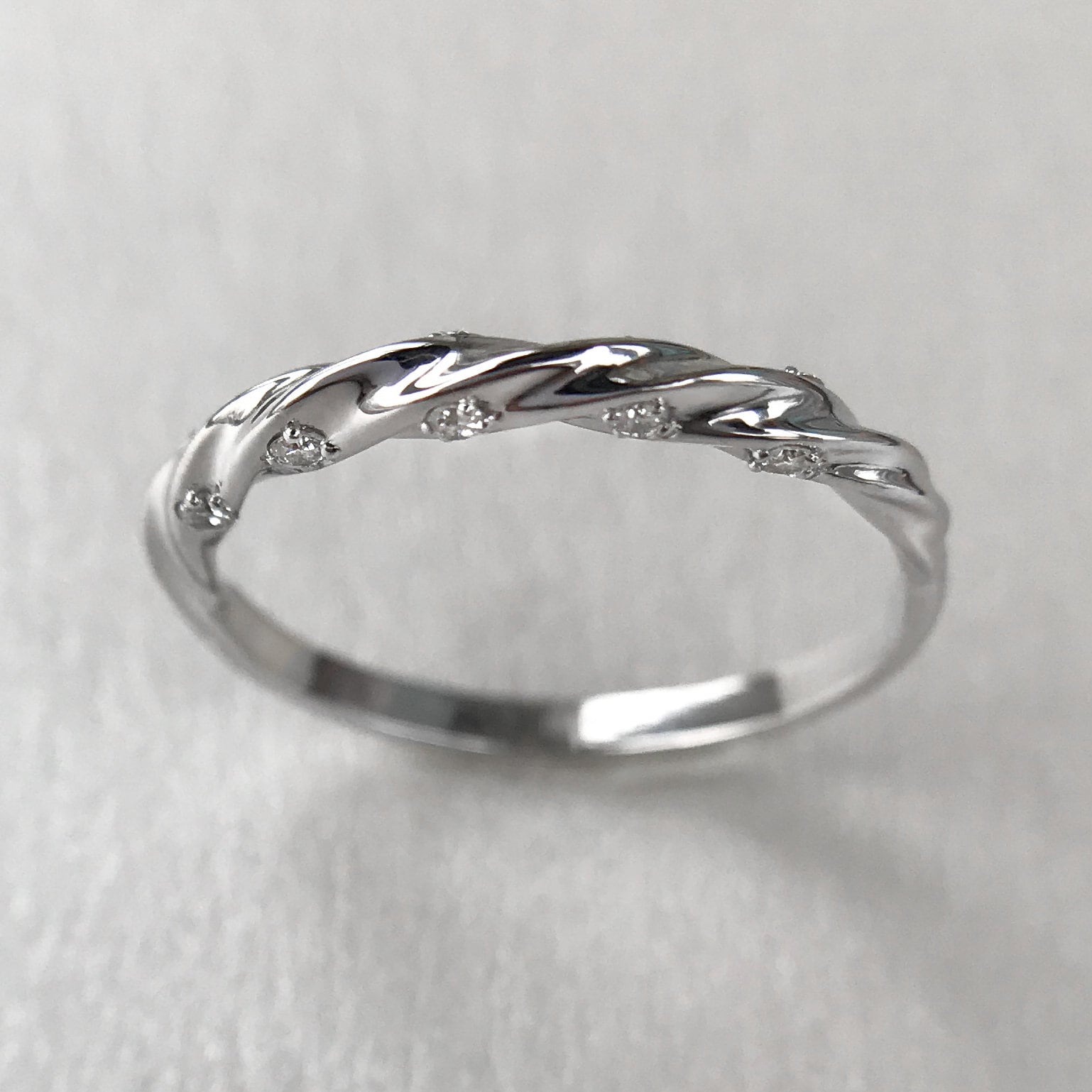 Twist contour wedding band deals