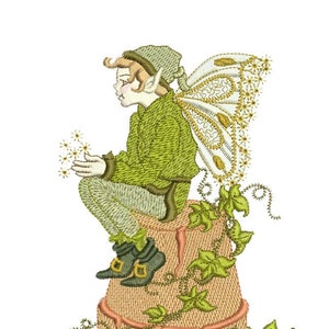 Puede incluir: Un hada verde con alas de mariposa se sienta en una maceta marrón con enredaderas verdes. El hada sostiene un pequeño ramo de flores blancas.