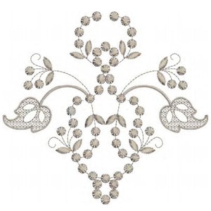 Puede incluir: Un diseño de bordado plateado con un motivo floral estilizado con hojas y bayas. El diseño es simétrico y tiene un aspecto delicado e intrincado.