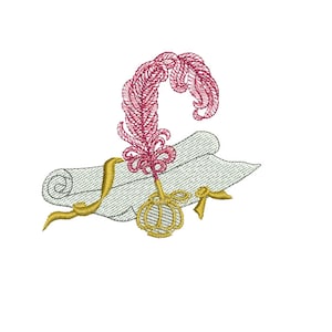 Könnte beinhalten: Eine aufgerollte Schriftrolle mit einer rosa Federkiel und goldenen Schleifenakzenten.