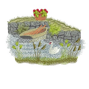 Pode incluir: Desenho bordado de um pequeno barco de madeira com remos apoiados em uma parede de pedra, um cisne branco nadando em um lago com juncos verdes e um vaso de flores vermelhas na parede.