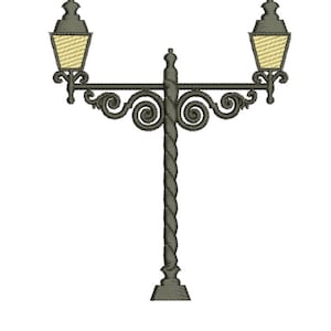 Peut inclure: Un lampadaire décoratif en métal avec deux lumières. Le lampadaire a un poteau torsadé et des volutes ornées.