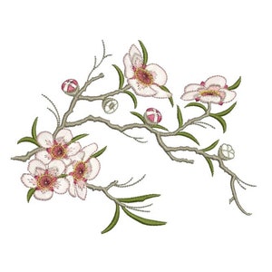 Könnte beinhalten: Gesticktes Blumendesign mit weißen Blüten mit rosa Zentren und grünen Blättern auf einem braunen Zweig. Das Design umfasst geschlossene Knospen und filigrane Details, ideal für Stoffverzierungen oder Bastelprojekte.