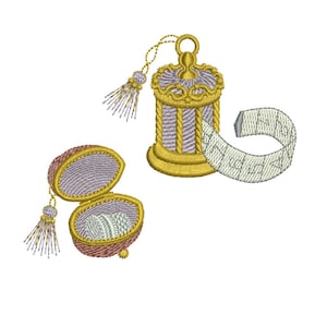 Op de afbeelding: Twee sierlijke gouden en zilveren decoratieve dozen met kwastjes. Een doos is open en heeft een parel erin. De andere doos heeft een opgerold stuk papier met schrift erop.