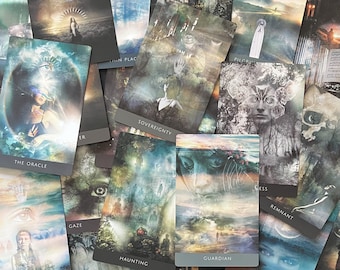 Op de afbeelding: Een verzameling rechthoekige orakelkaarten met surrealistische, sfeervolle illustraties in gedempte tinten. Elke kaart toont onderaan een unieke titel, waaronder The Oracle, Sovereignty, Haunting, Guardian, The Ancestors en Remnant.