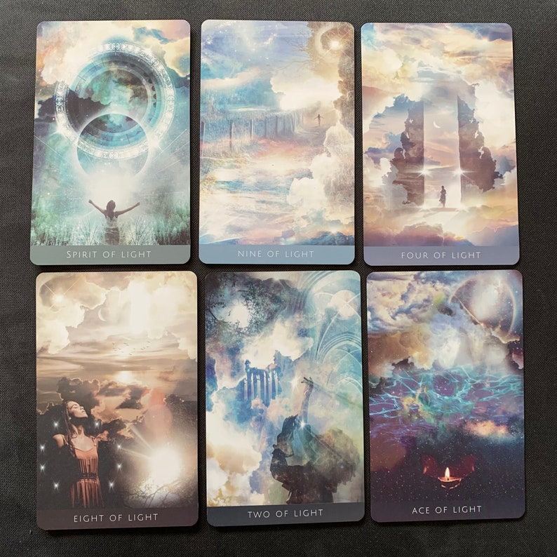 Op de afbeelding: Zes tarotkaarten met een lichtblauw, wit en grijs kleurenschema. De kaarten zijn uit het "Light" deck en tonen afbeeldingen van wolken, een persoon die in een veld staat en een persoon die voor een deuropening staat. De kaarten zijn gelabeld met "Spirit of Light", "Nine of Light", "Four of Light", "Eight of Light", "Two of Light" en "Ace of Light".
