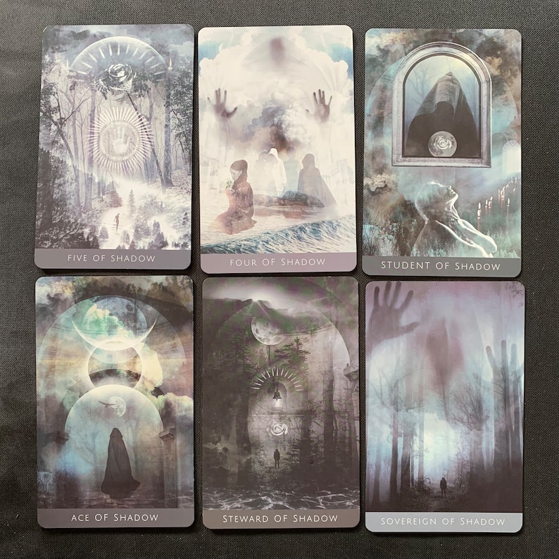 Op de afbeelding: Zes tarotkaarten uit het Shadow deck, met een donkere, sfeervolle esthetiek. De kaarten zijn: Vijf van Schaduw, Vier van Schaduw, Student van Schaduw, Aas van Schaduw, Beheerder van Schaduw en Soeverein van Schaduw.