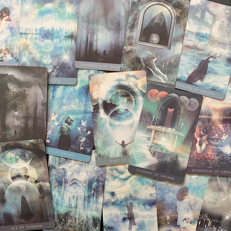 Op de afbeelding: Een verzameling tarotkaarten met verschillende illustraties en tekst, waaronder "Ace of Shadow", "Six of Dreams", "Spirit of", "Student of Dreams", "Steward of Dreams", "Sovereign of Shad" en "Sovereign of Dreams".