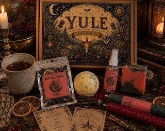 Può includere: Un set di scatole per eventi di Yule che include una grande scatola illustrata, un sacchetto di tè rituale, una bomba da bagno rotonda con stelle dorate, uno spray, una saponetta rettangolare, due candele affusolate e due carte con benedizioni.