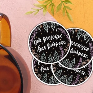 Sticker Notre présence a un but - Amour de soi fantaisiste, Santé mentale, Sticker motivant | Sticker Bullet Journal pour agenda | Résistant aux intempéries