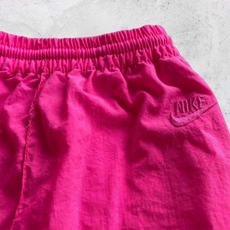 Pantalones Nike vintage para mujer, color rosa intenso, estilo jogger de los años 80 y 90, auténtico cortavientos vintage. imagen 2