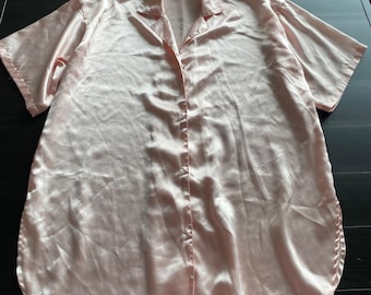 Koszula satynowa w stylu vintage Victoria's Secret z małym złotym napisem i krótkim rękawem