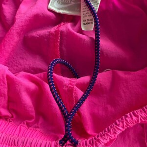 Pantalones Nike vintage para mujer, color rosa intenso, estilo jogger de los años 80 y 90, auténtico cortavientos vintage. imagen 5