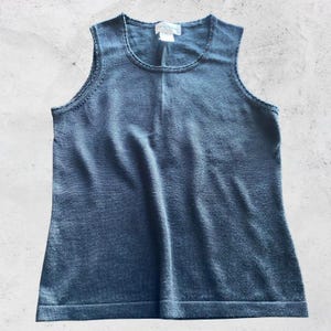 Regata minimalista de malha feminina tamanho pequeno preta com detalhes em miçangas, modelo Capsule Soft Rena Rowan