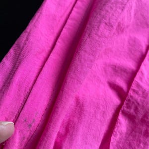 Pantalones Nike vintage para mujer, color rosa intenso, estilo jogger de los años 80 y 90, auténtico cortavientos vintage. imagen 7