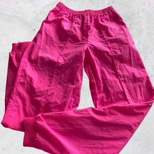 Pantalones Nike vintage para mujer, color rosa intenso, estilo jogger de los años 80 y 90, auténtico cortavientos vintage. imagen 3