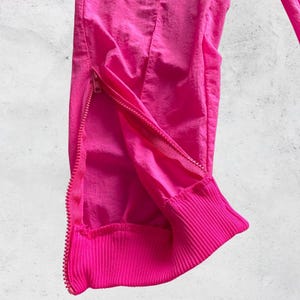 Pantalones Nike vintage para mujer, color rosa intenso, estilo jogger de los años 80 y 90, auténtico cortavientos vintage. imagen 8