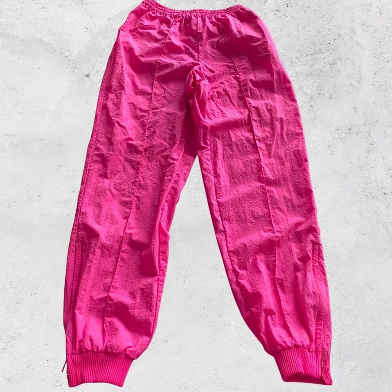 Pantalones Nike vintage para mujer, color rosa intenso, estilo jogger de los años 80 y 90, auténtico cortavientos vintage. imagen 1