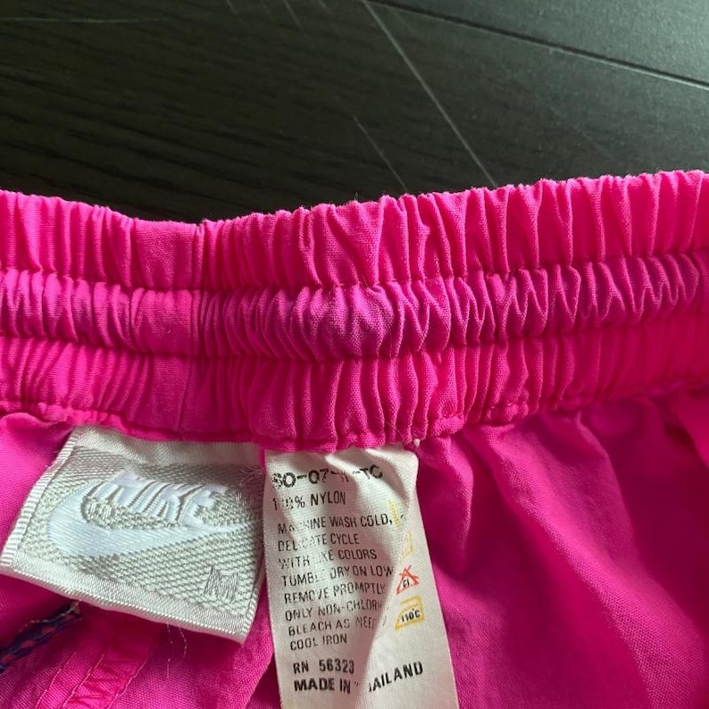 Pantalones Nike vintage para mujer, color rosa intenso, estilo jogger de los años 80 y 90, auténtico cortavientos vintage. imagen 4